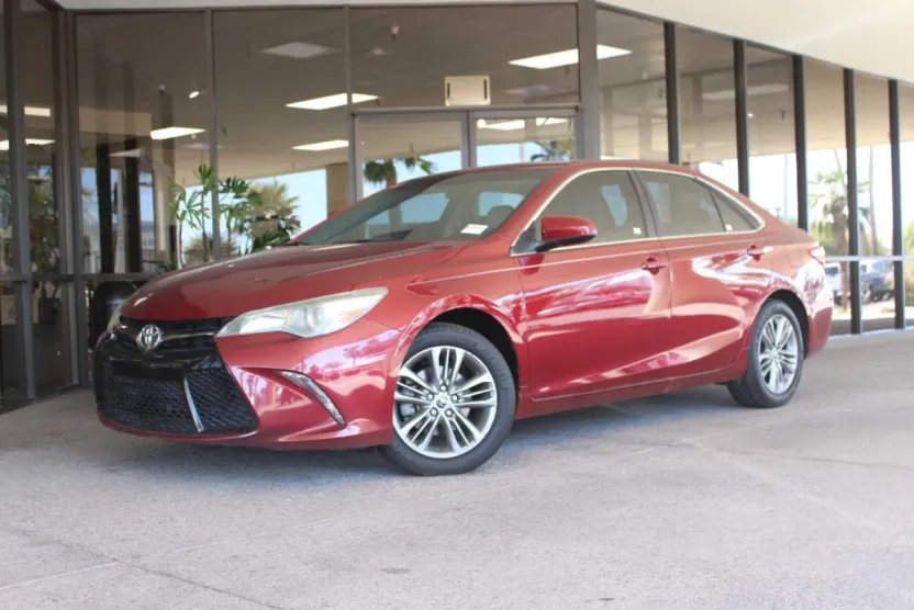 2016 Toyota Camry SE photo 1