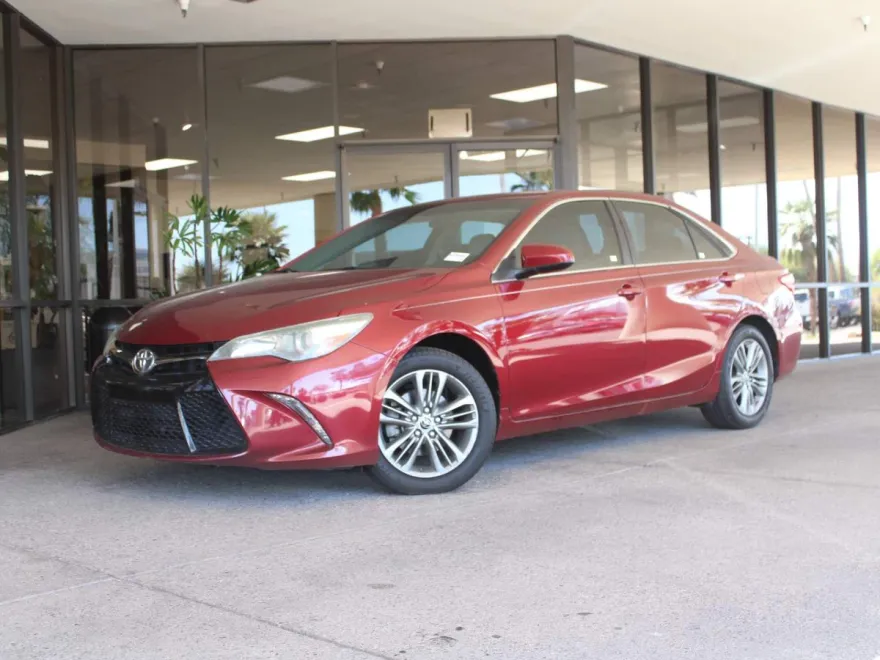 2016 Toyota Camry SE photo 1