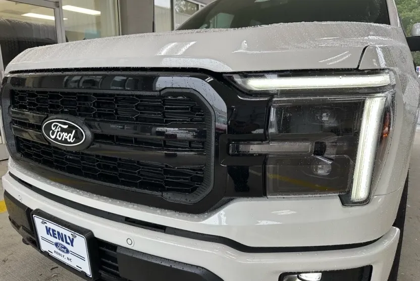 2025 Ford F-150 Lariat photo 1