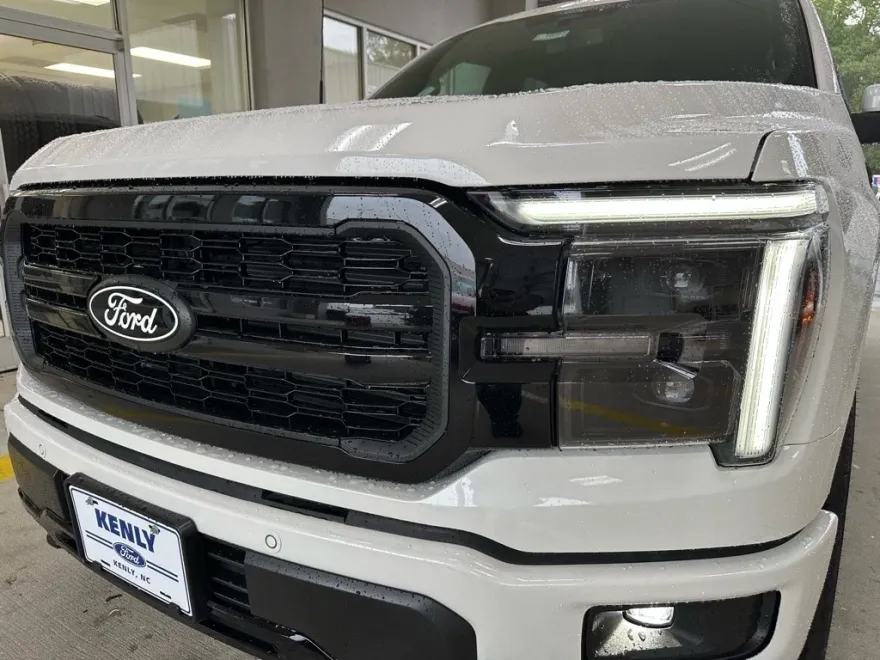 2025 Ford F-150 Lariat photo 1