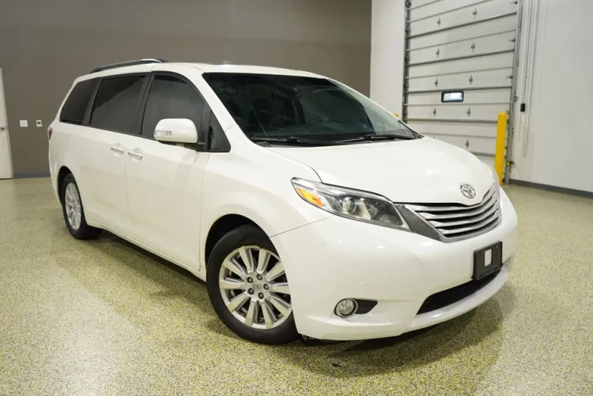 2017 Toyota Sienna Limited XLE Premium photo 1