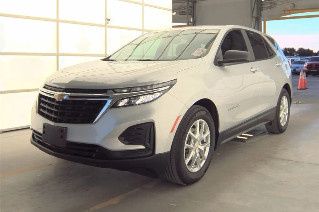 2022 Chevrolet Equinox LS photo 1
