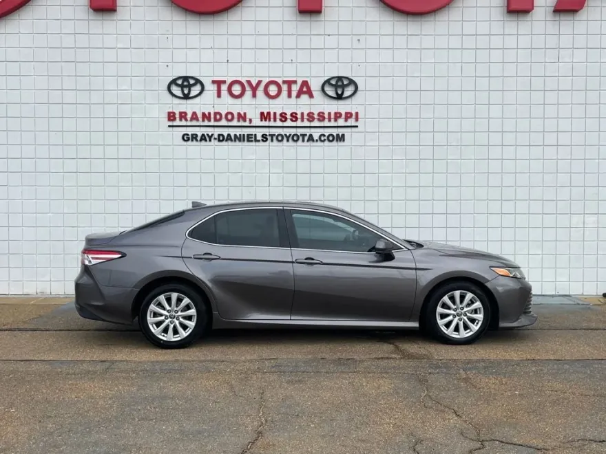 2020 Toyota Camry LE photo 1