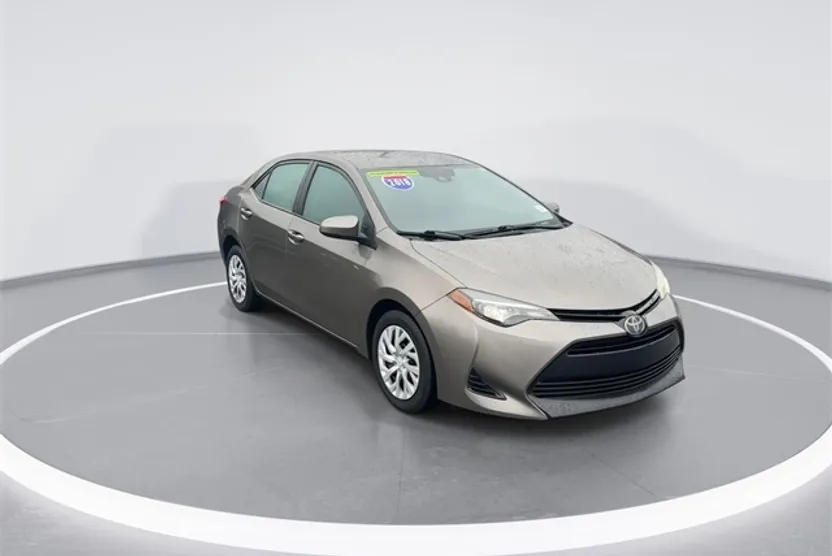 2018 Toyota Corolla LE photo 1
