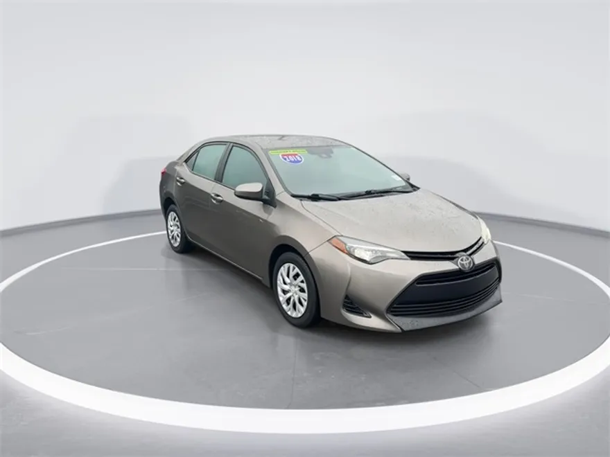 2018 Toyota Corolla LE photo 1