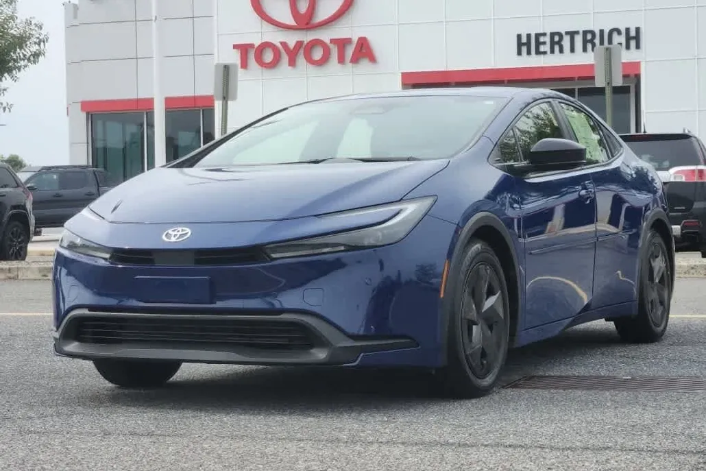 2023 Toyota Prius LE photo 1
