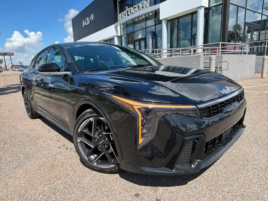 2025 Kia K4 GT-Line photo 1
