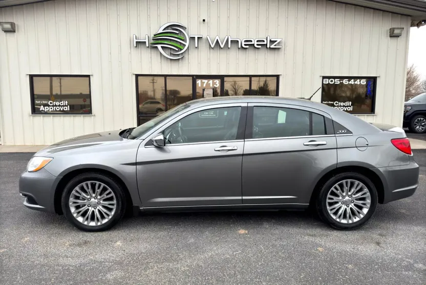 2012 Chrysler 200 Limited photo 1