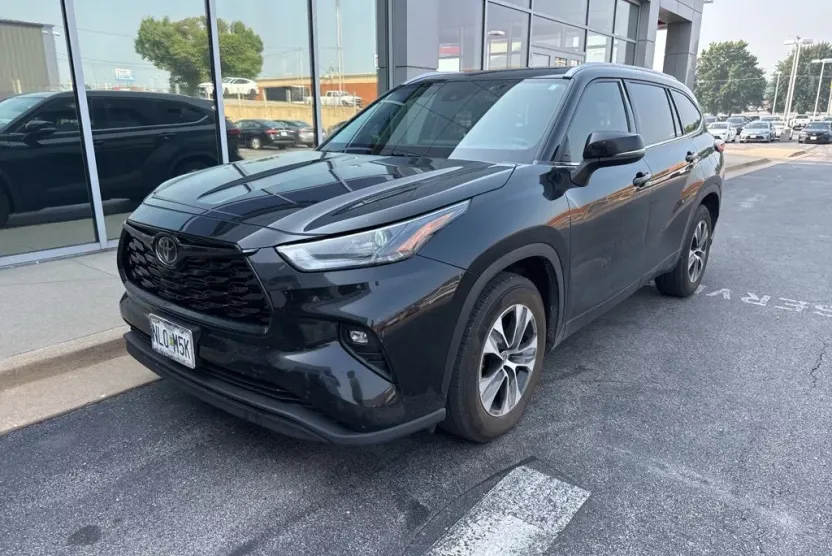 2022 Toyota Highlander XLE photo 1