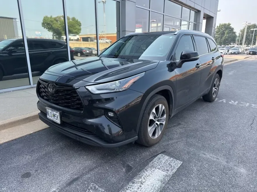2022 Toyota Highlander XLE photo 1