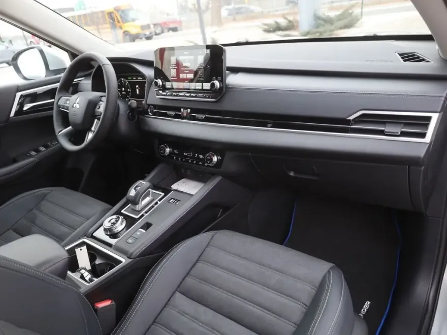 2025 Mitsubishi Outlander PHEV SE photo 12