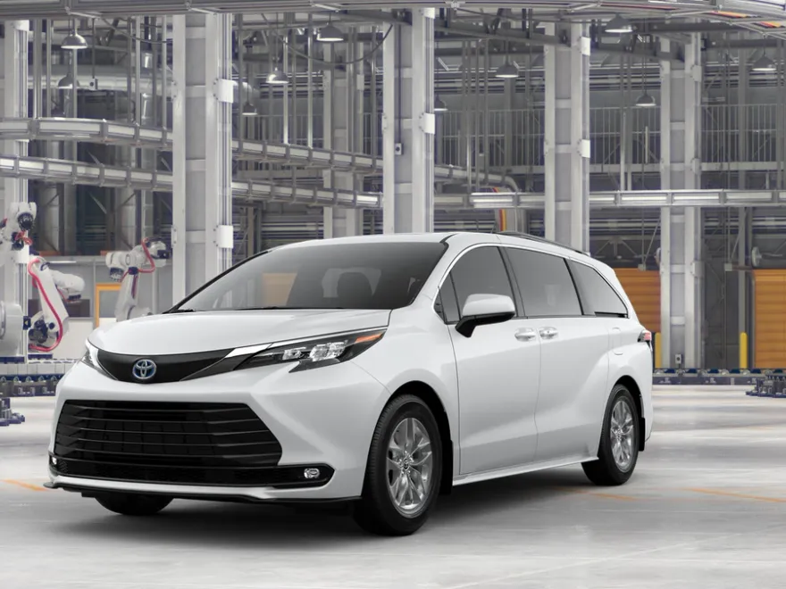 2025 Toyota Sienna XLE photo 1