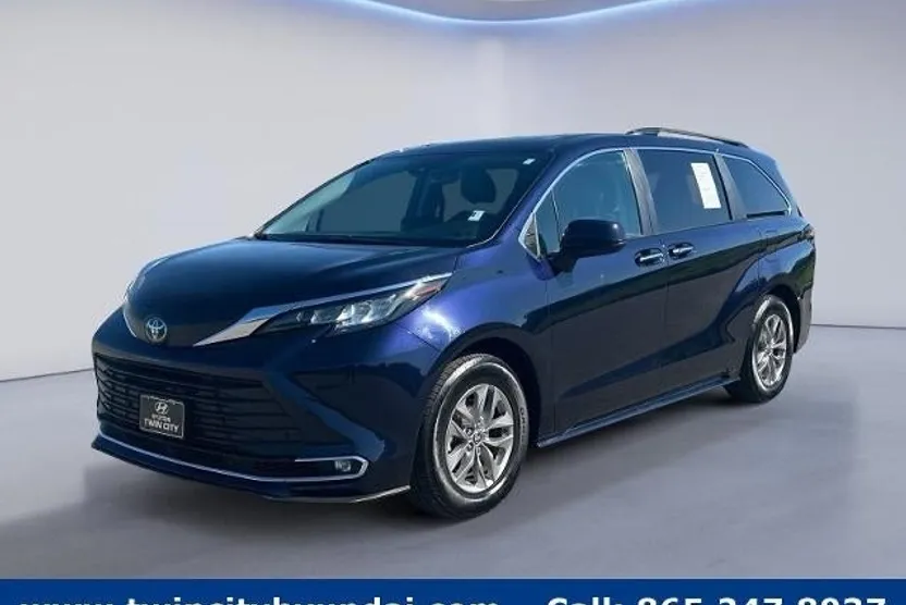 2023 Toyota Sienna XLE photo 1