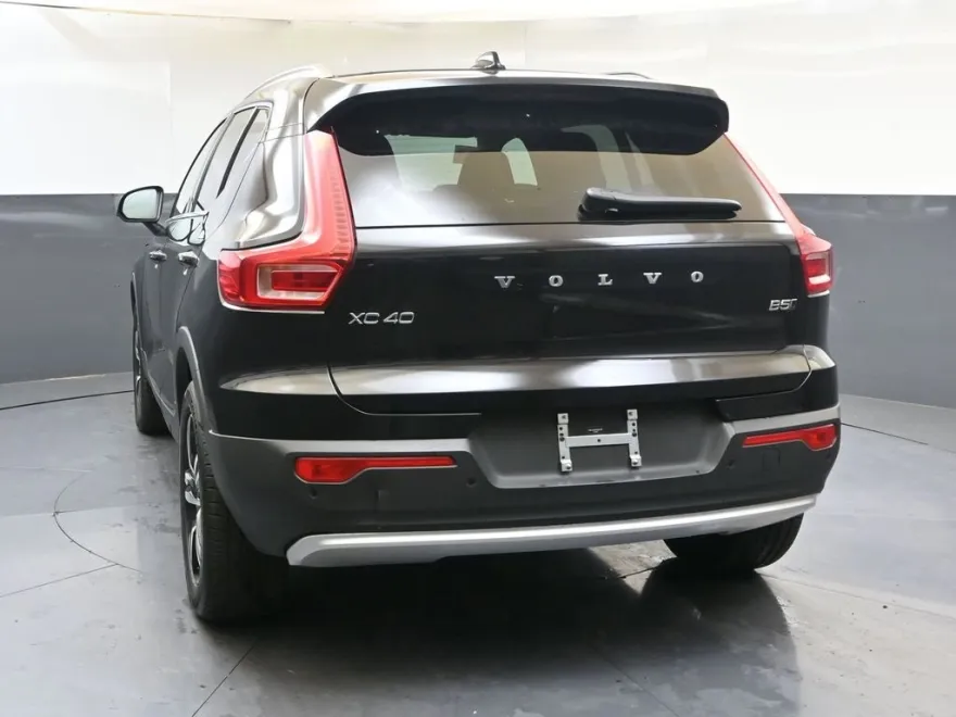 2025 Volvo XC40 Core photo 1