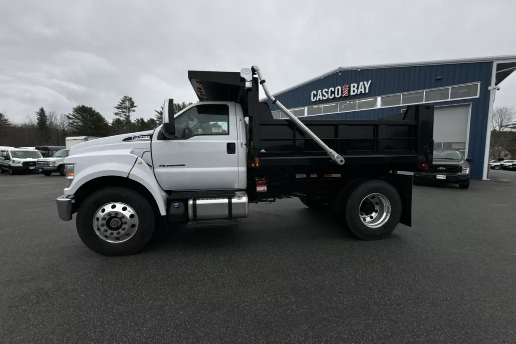 2025 Ford F-750 SuperCab photo 1
