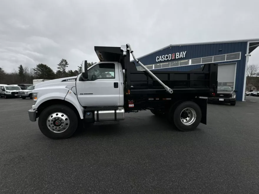 2025 Ford F-750 SuperCab photo 1
