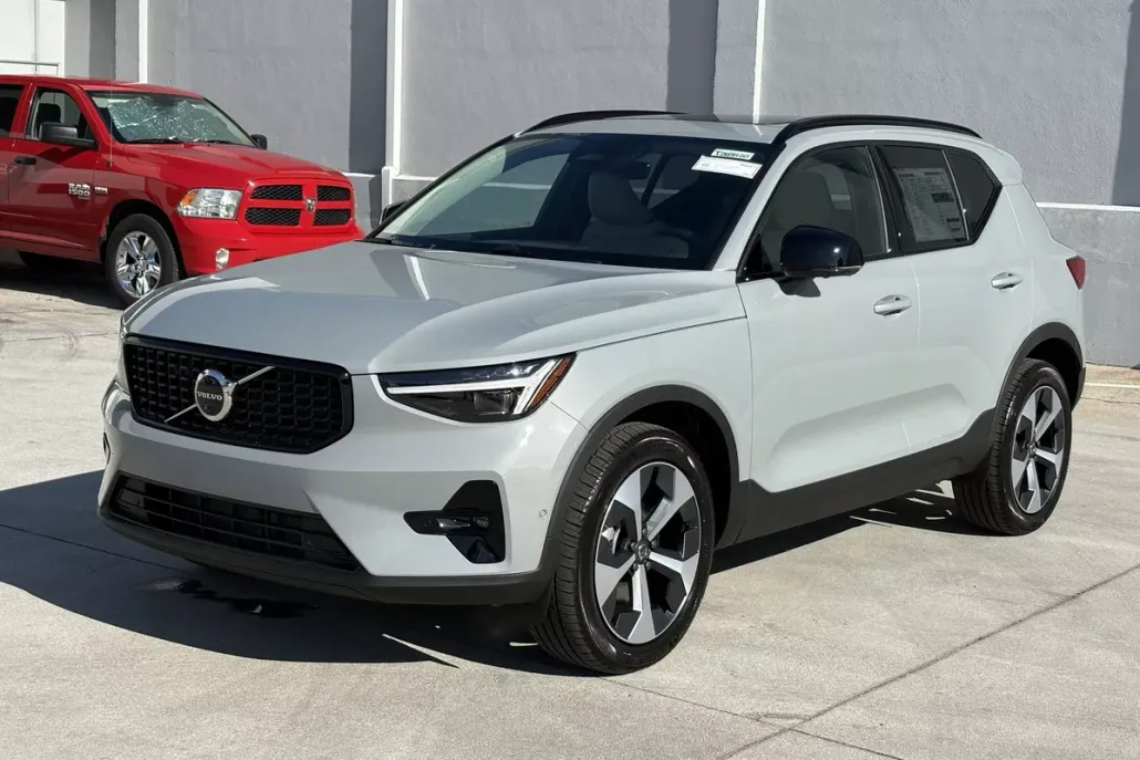 2026 Volvo XC40 Plus photo 1