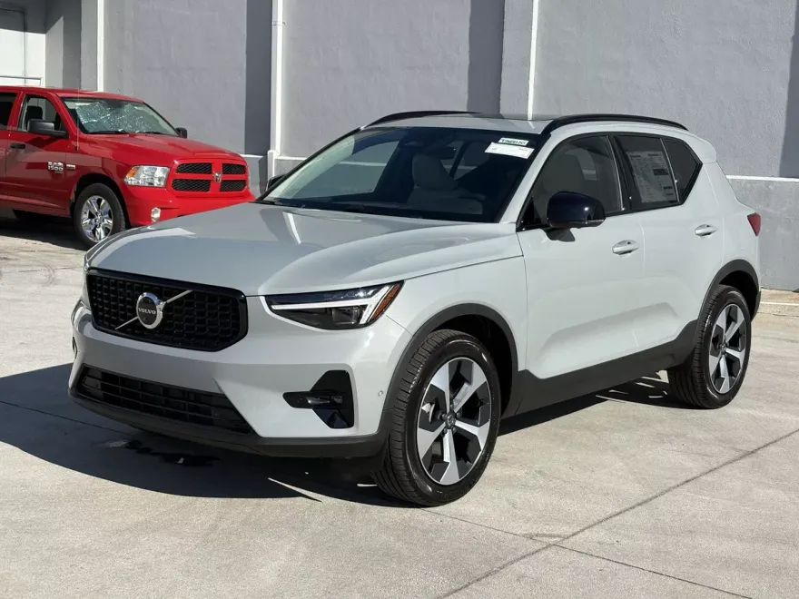 2026 Volvo XC40 Plus photo 1