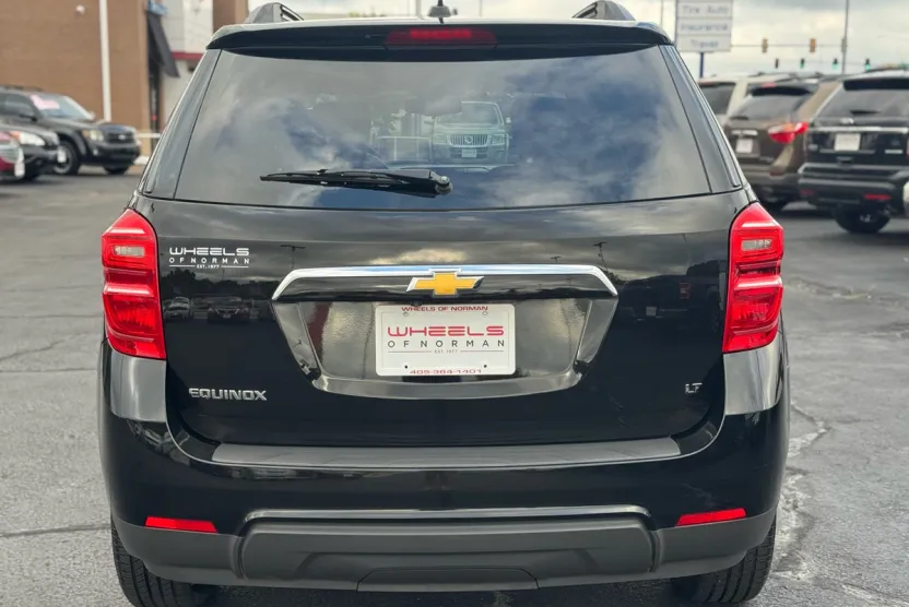 2017 Chevrolet Equinox LT photo 1