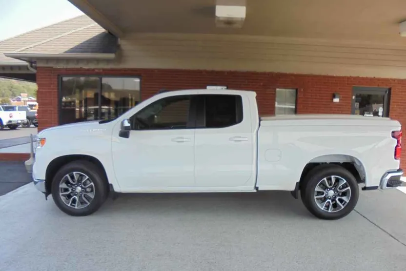 2023 Chevrolet Silverado 1500 LT photo 1