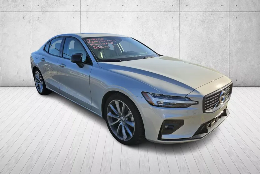 2021 Volvo S60 T5 Momentum photo 1