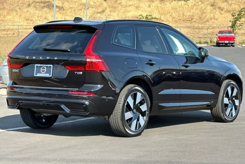 2025 Volvo XC60 Plus photo 1
