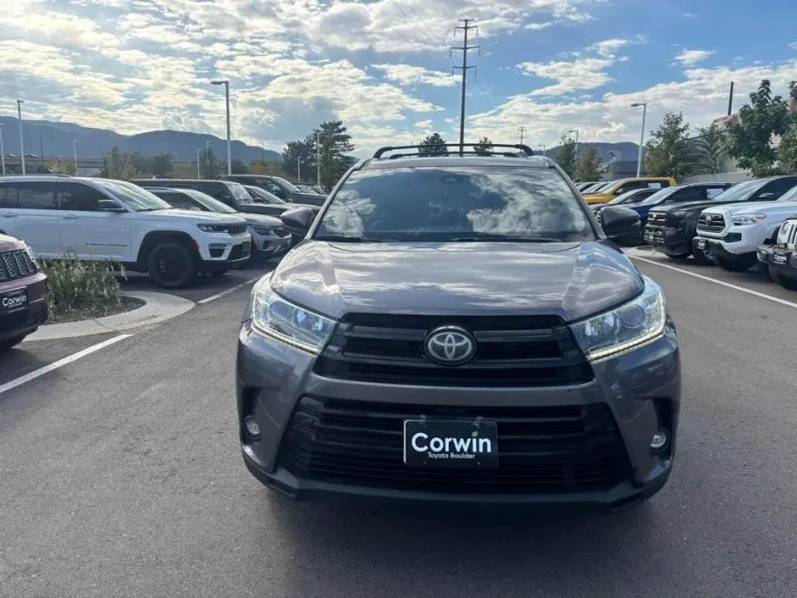 2017 Toyota Highlander SE photo 1