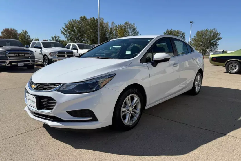2017 Chevrolet Cruze LT photo 1