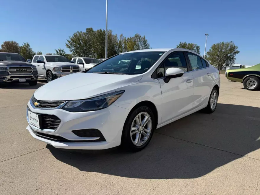 2017 Chevrolet Cruze LT photo 1