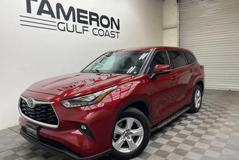 2022 Toyota Highlander LE photo 1