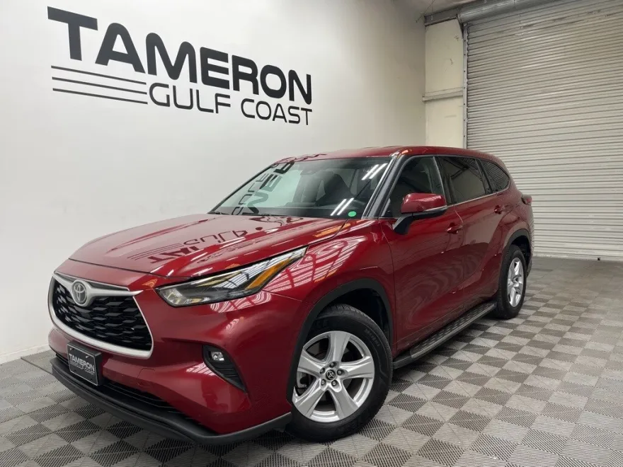 2022 Toyota Highlander LE photo 1