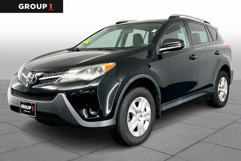 2015 Toyota RAV4 LE photo 1