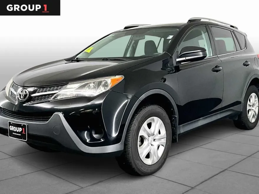 2015 Toyota RAV4 LE photo 1