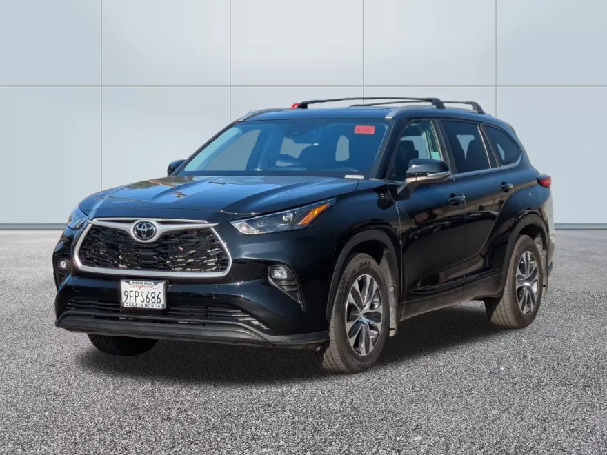 2023 Toyota Highlander XLE photo 1