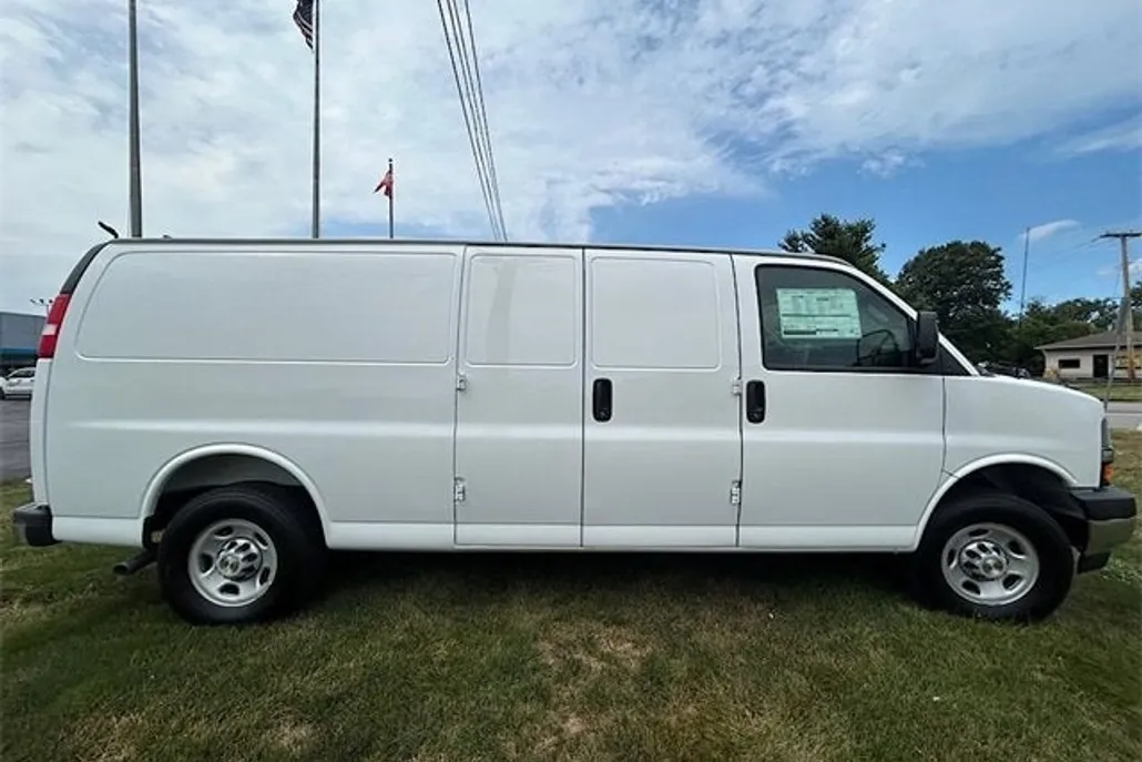 2025 Chevrolet Express Cargo 3500 photo 1
