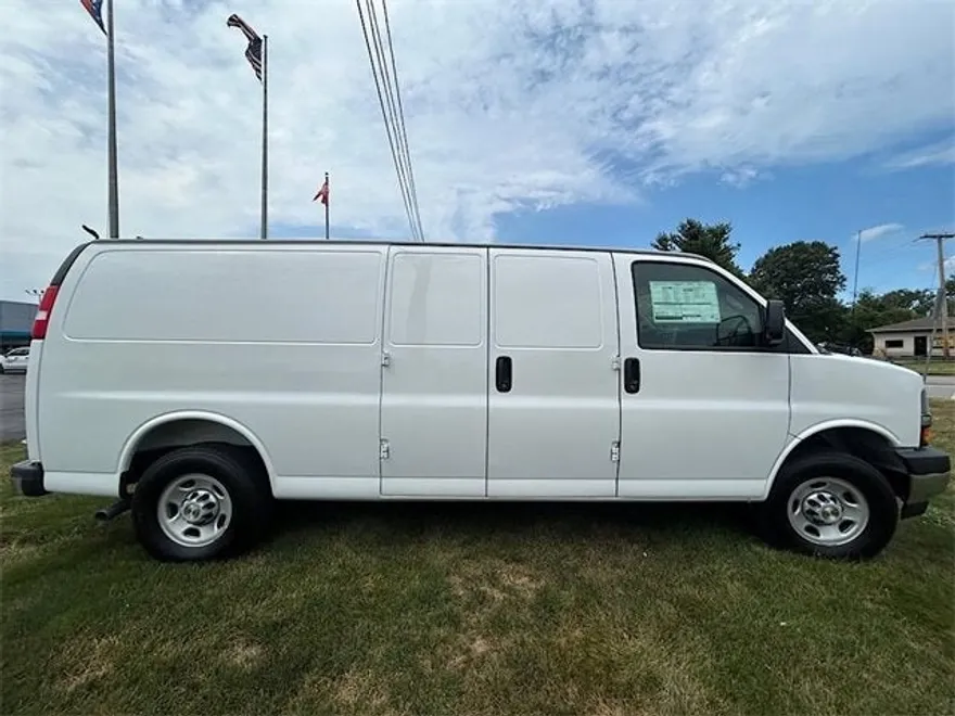 2025 Chevrolet Express Cargo 3500 photo 1