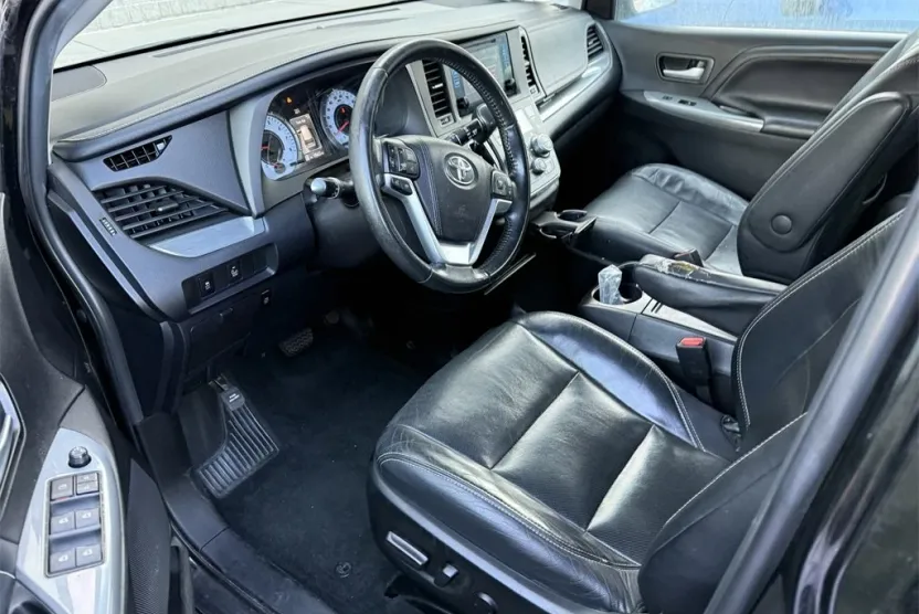 2016 Toyota Sienna SE photo 1