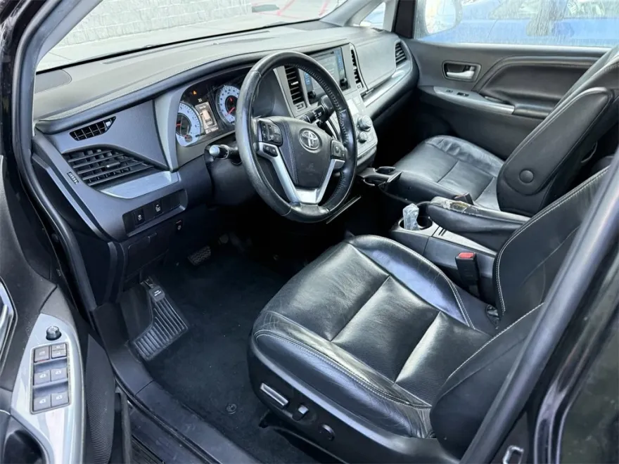 2016 Toyota Sienna SE photo 1