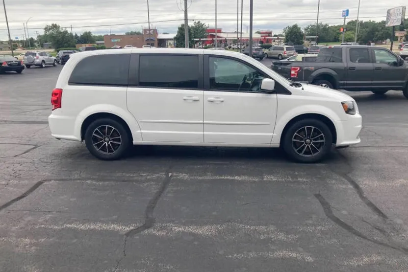 2016 Dodge Grand Caravan SE Plus photo 1