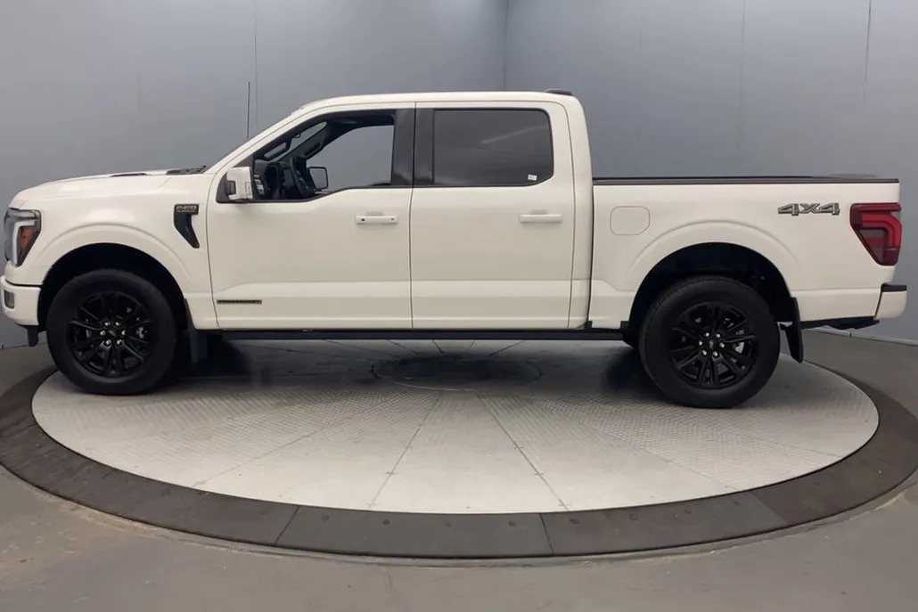2025 Ford F-150 Platinum photo 1