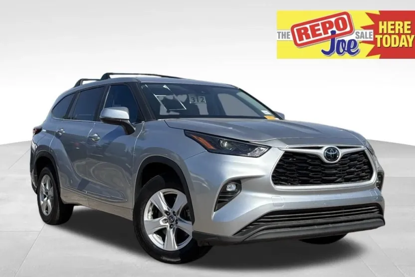 2023 Toyota Highlander LE photo 1