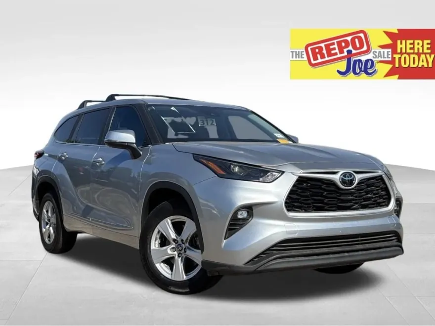 2023 Toyota Highlander LE photo 1