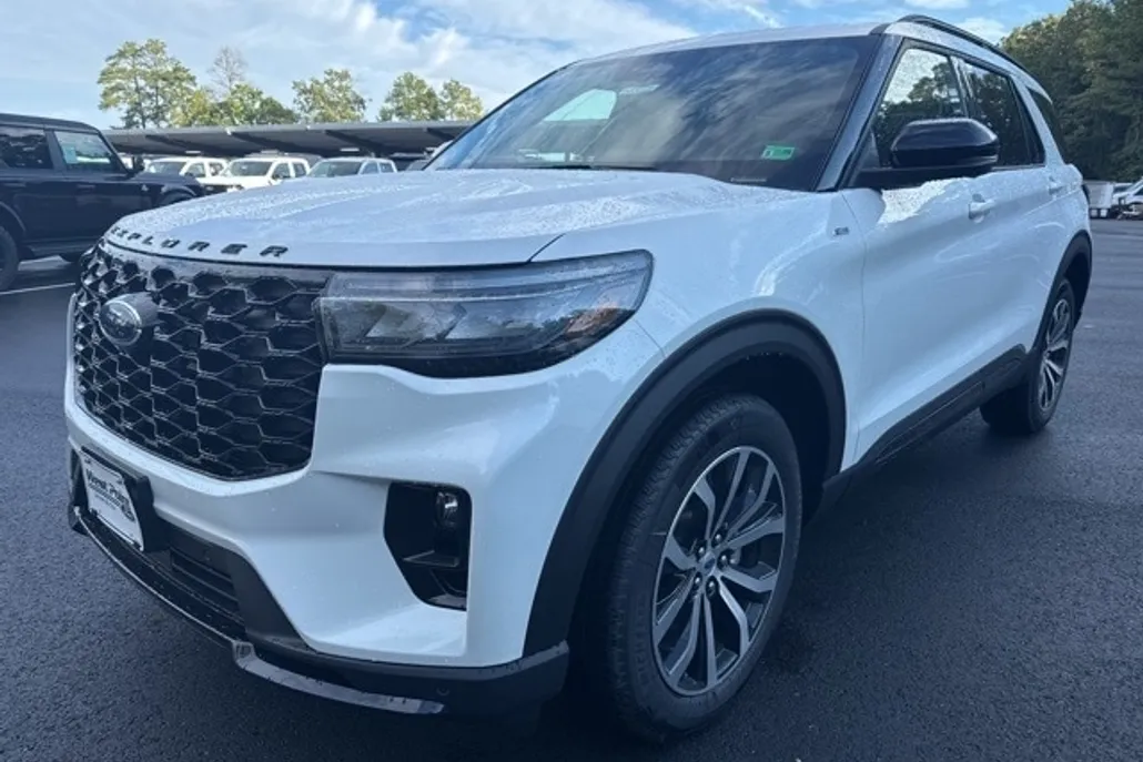2025 Ford Explorer ST-Line photo 1
