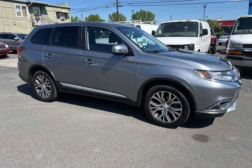 2017 Mitsubishi Outlander SE photo 1