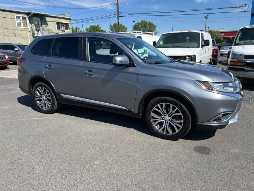 2017 Mitsubishi Outlander SE photo 1