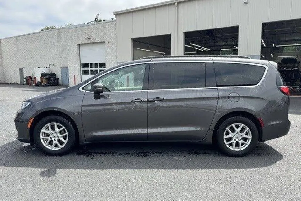 2022 Chrysler Pacifica Touring L photo 1