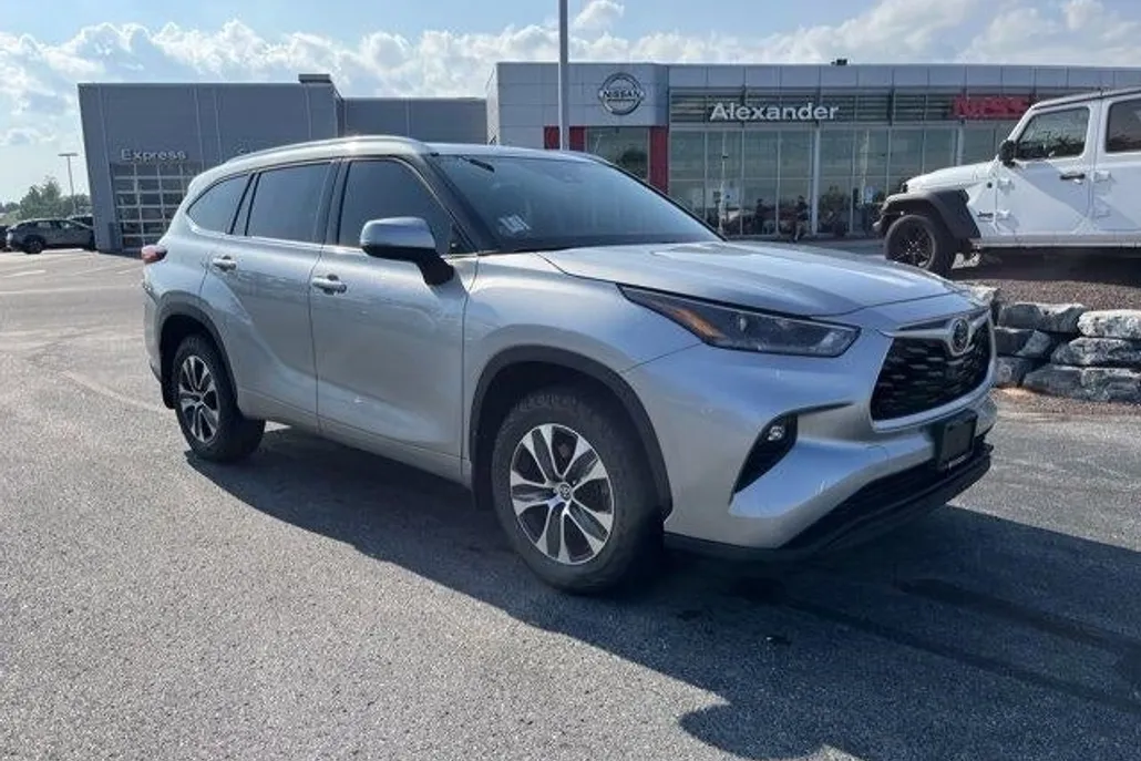 2021 Toyota Highlander XLE photo 1