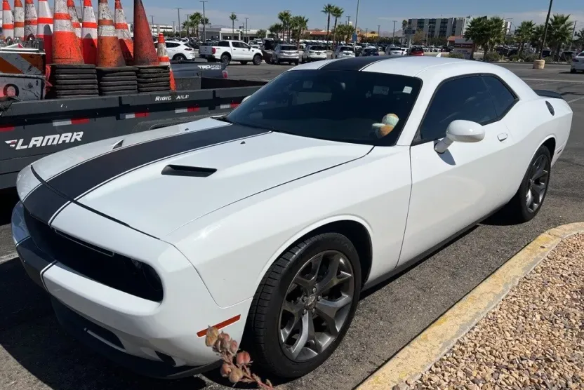 2016 Dodge Challenger SXT photo 1