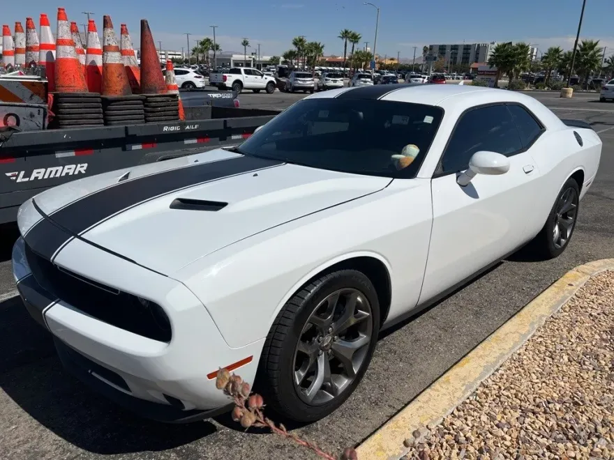 2016 Dodge Challenger SXT photo 1