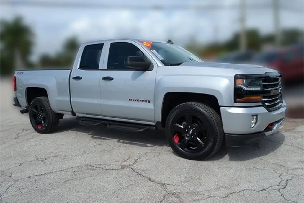 2017 Chevrolet Silverado 1500 LT photo 1